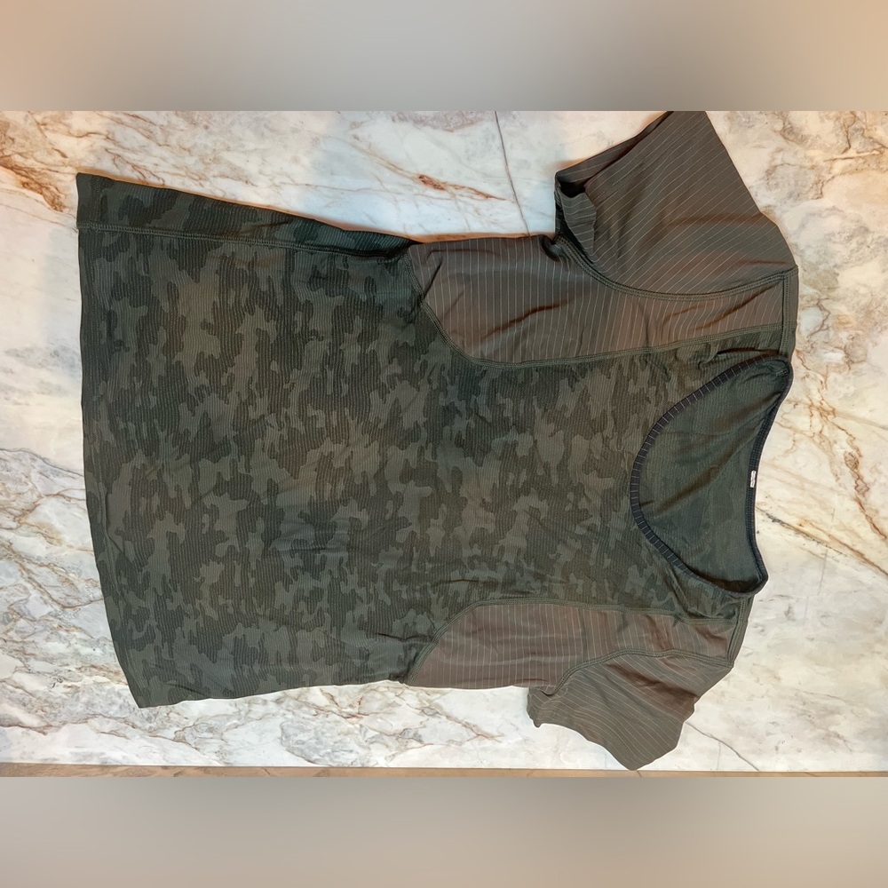 Lululemon army running shirt size 10
